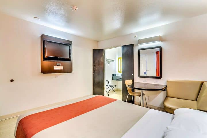 Room 8 of 21